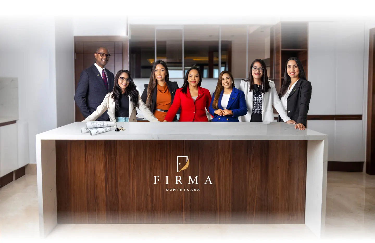 El equipo de asesores de Firma Dominicana en la recepción de su oficina
