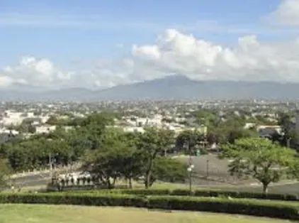Vista de Santiago con las montañas de la cordillera al fondo