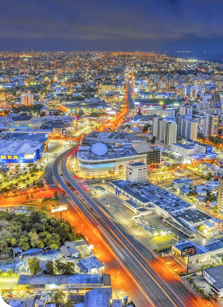 Santo Domingo de noche, con sus avenidas y edificios iluminados